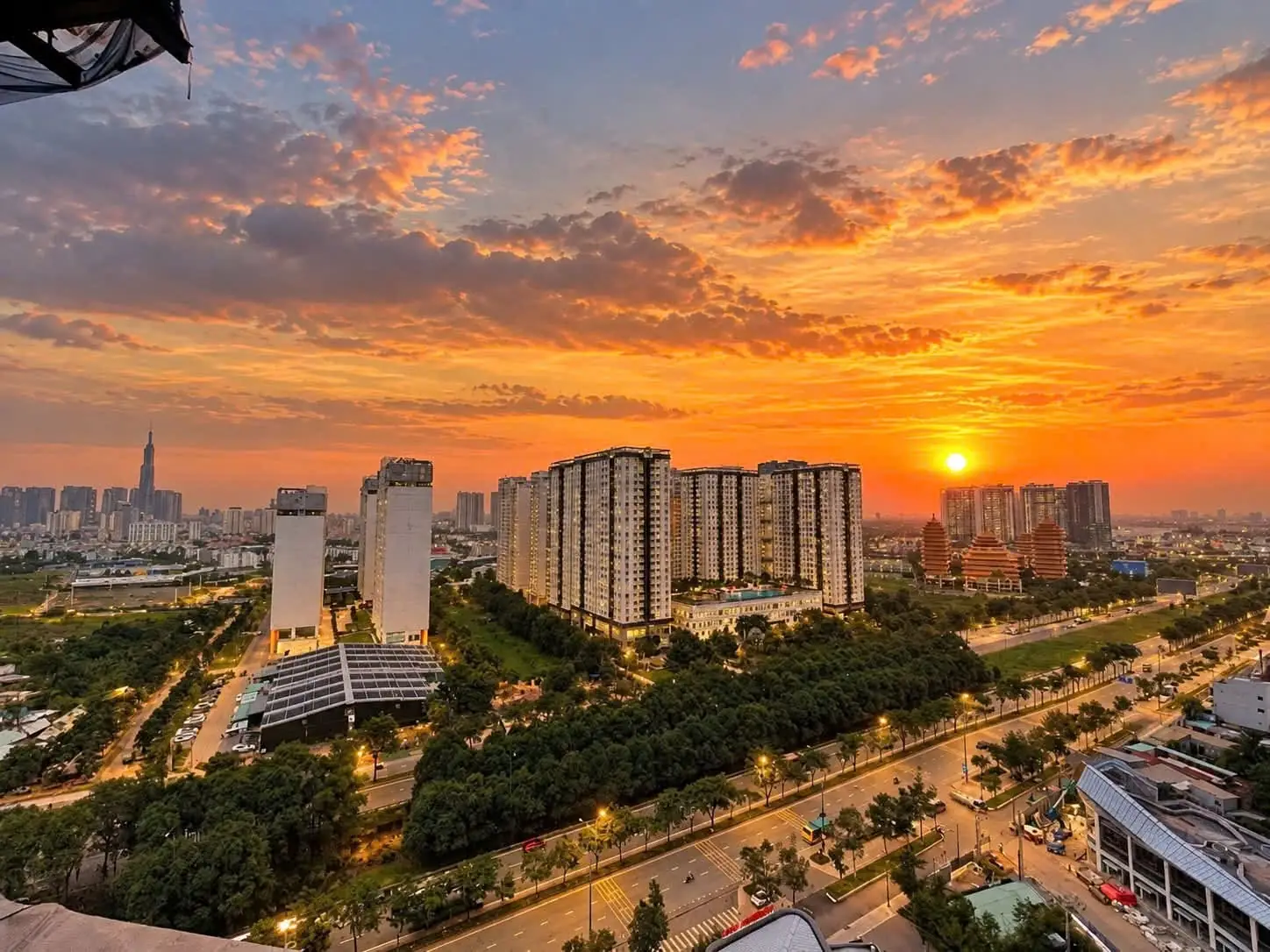 Góc nhìn lúc hoàng hôn từ tầng cao về phía Landmark 81 dọc đại lộ Mai Chí Thọ