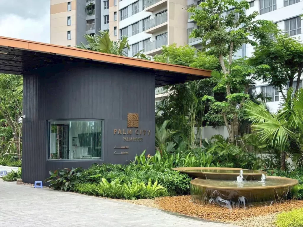 Nhà tiếp khách Palm River ngày 16/08, phía sau là tháp Palm Heights đã bàn giao
