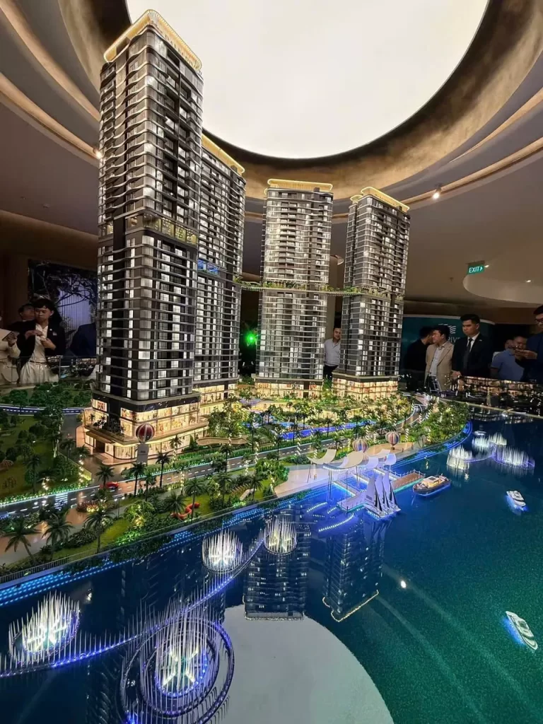 Sa bàn Palm River nhìn từ mặt nước, đài phun và thuyền mô hình