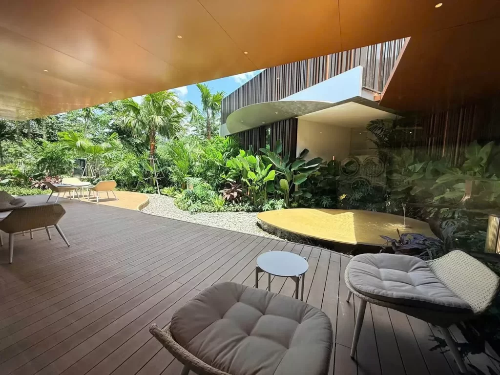 Sân nhà mẫu Palm River nhìn từ ghế mây ra hồ tròn và khối lam gỗ