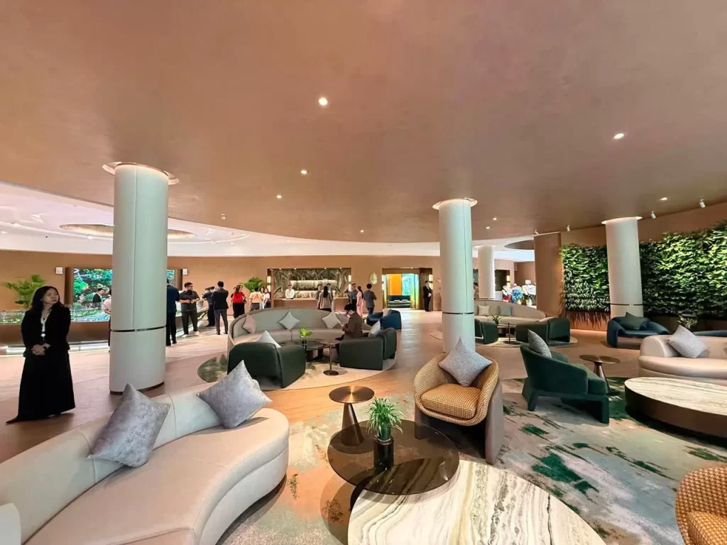 Sảnh lounge nhà mẫu Palm River tại 12A Vũ Tông Phan sau ngày khai trương