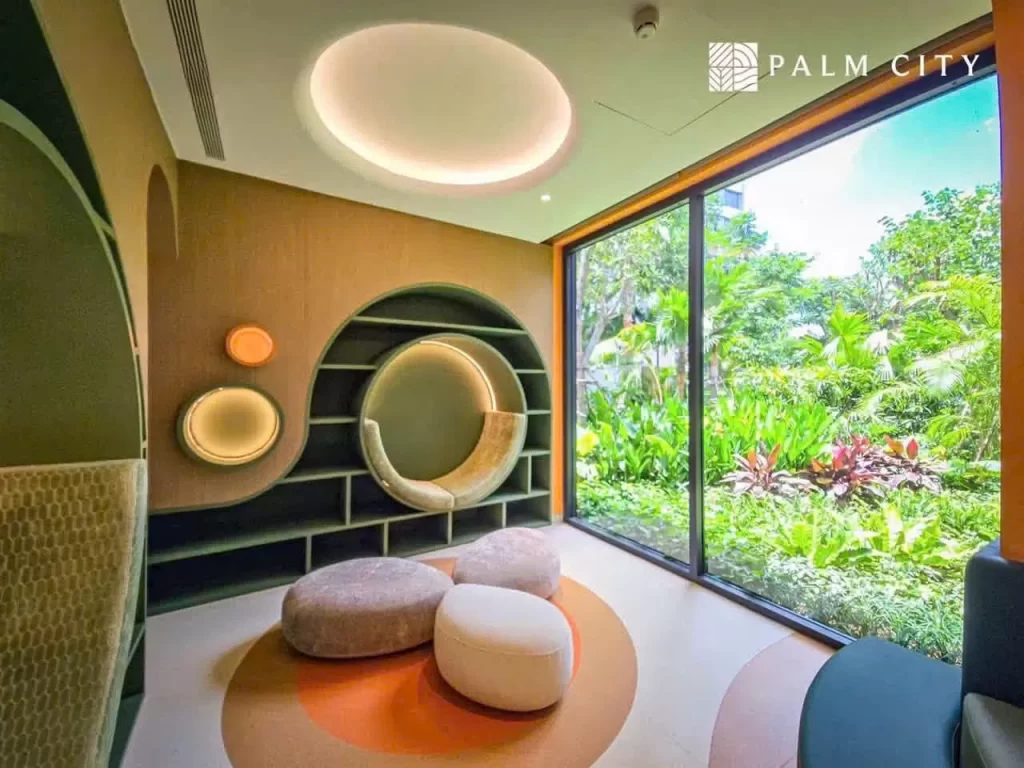 Góc trẻ em nhà mẫu Palm River với ghế tổ tròn và cửa kính nhìn ra cây