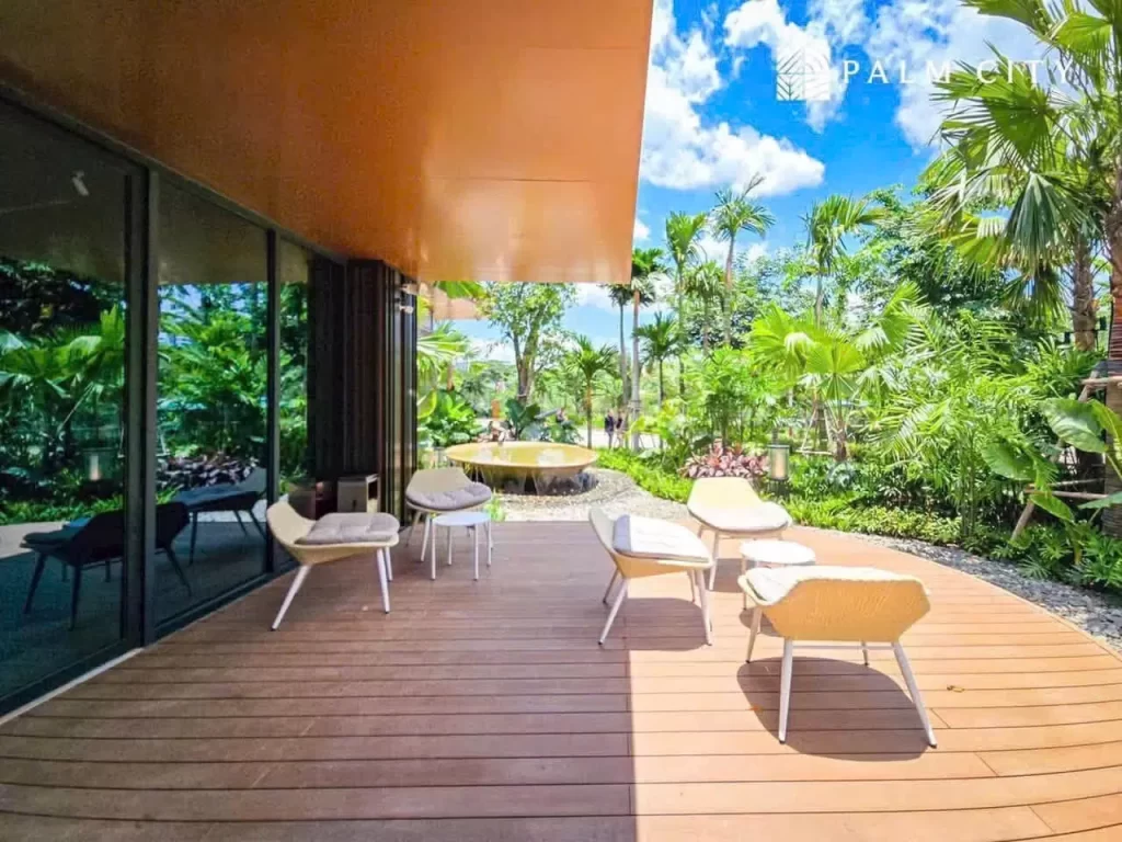 Sân gỗ nhà mẫu Palm River với ghế mây nhìn ra hồ và cây cọ