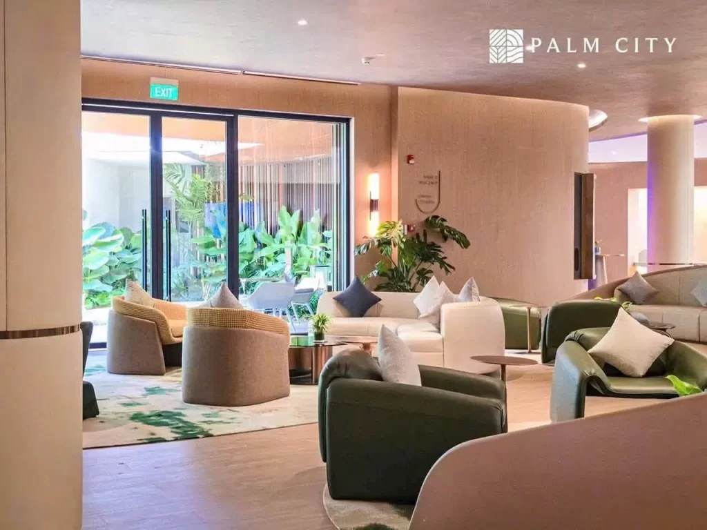 Khu ghế ngồi nhà mẫu Palm River nhìn ra sân vườn qua cửa kính