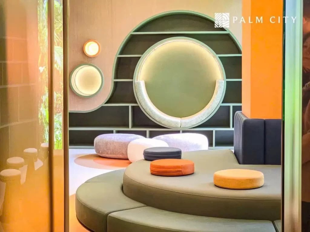 Góc chơi trẻ em trong sảnh nhà mẫu Palm River nhìn qua cửa kính