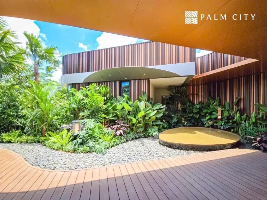 Sân vườn nhà mẫu Palm River với hồ tròn và lam gỗ sau ngày khai trương