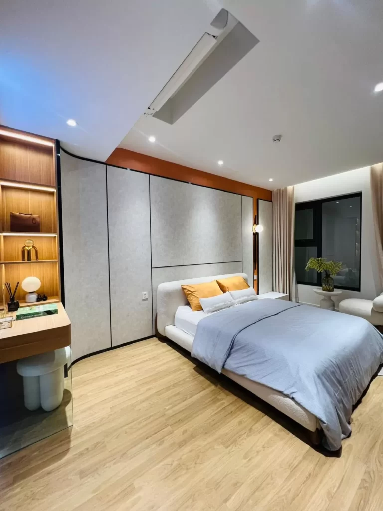 Phòng ngủ chính nhà mẫu Elysian căn 2PN, giường kem và tủ âm