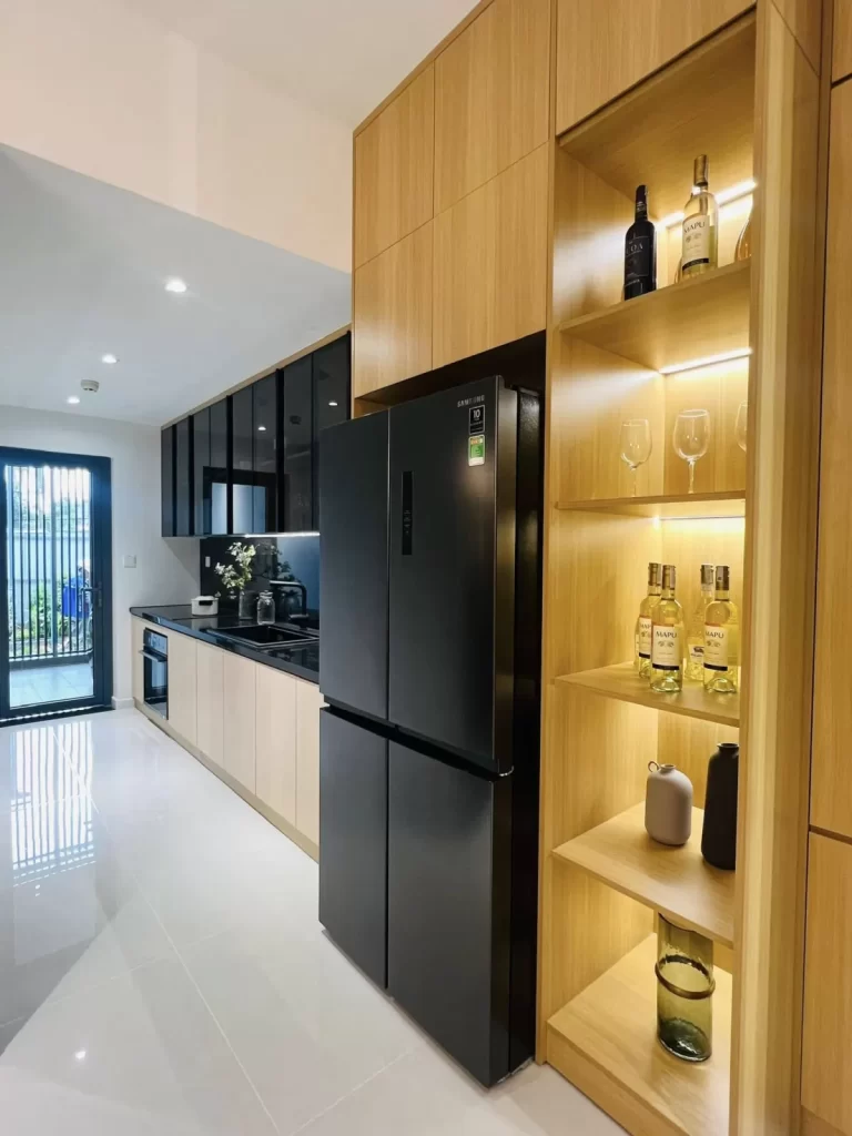 Bếp nhà mẫu Elysian căn 2PN với tủ lạnh bốn cửa và kệ rượu