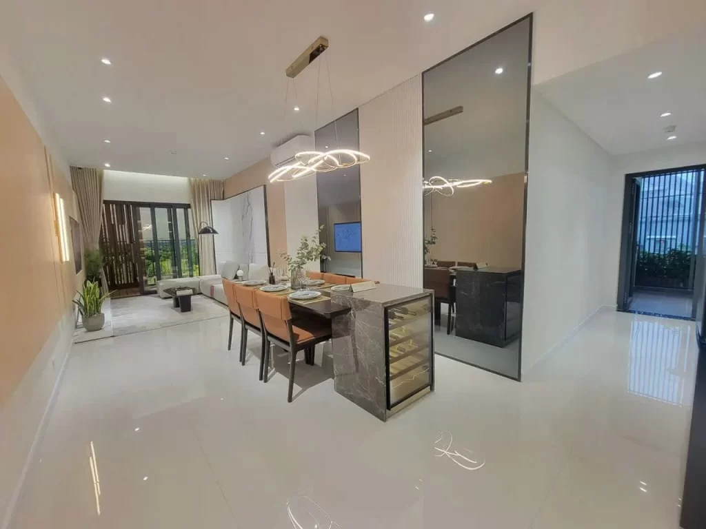 Bàn ăn nhà mẫu Elysian căn 2PN, cửa sảnh nhìn ra phố thấp