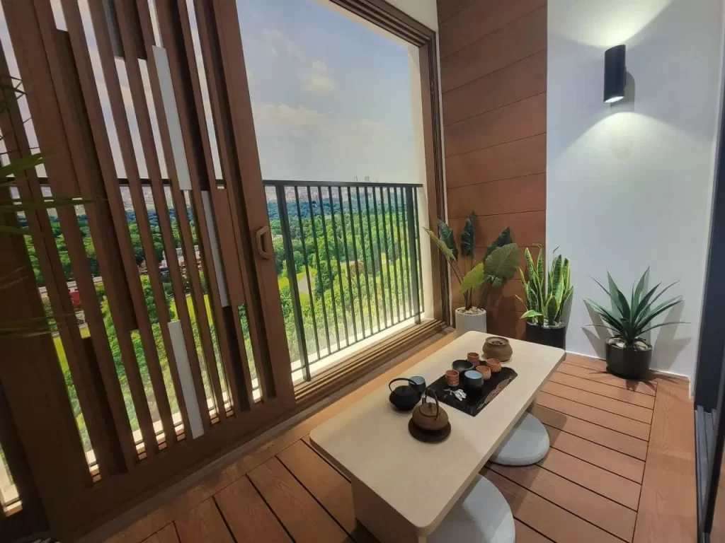 Cửa trượt lanai nhà mẫu Elysian căn 2PN, nan gỗ và bàn trà