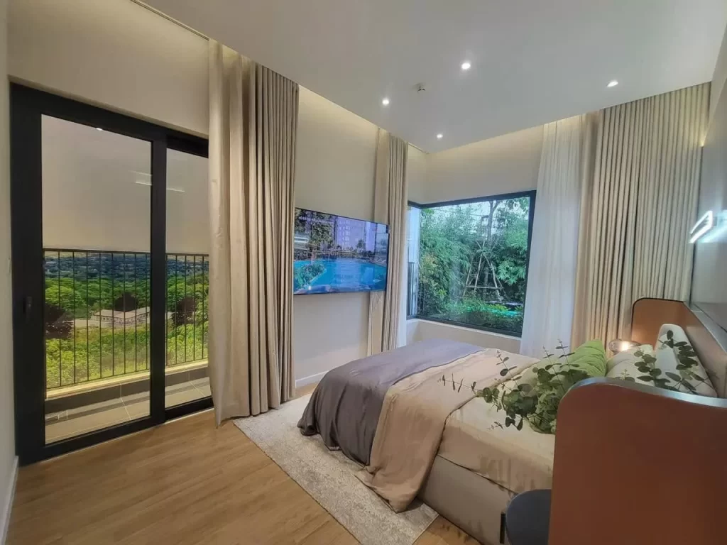 Phòng ngủ chính căn 2PN nhà mẫu Elysian, cửa kính ra ban công rộng