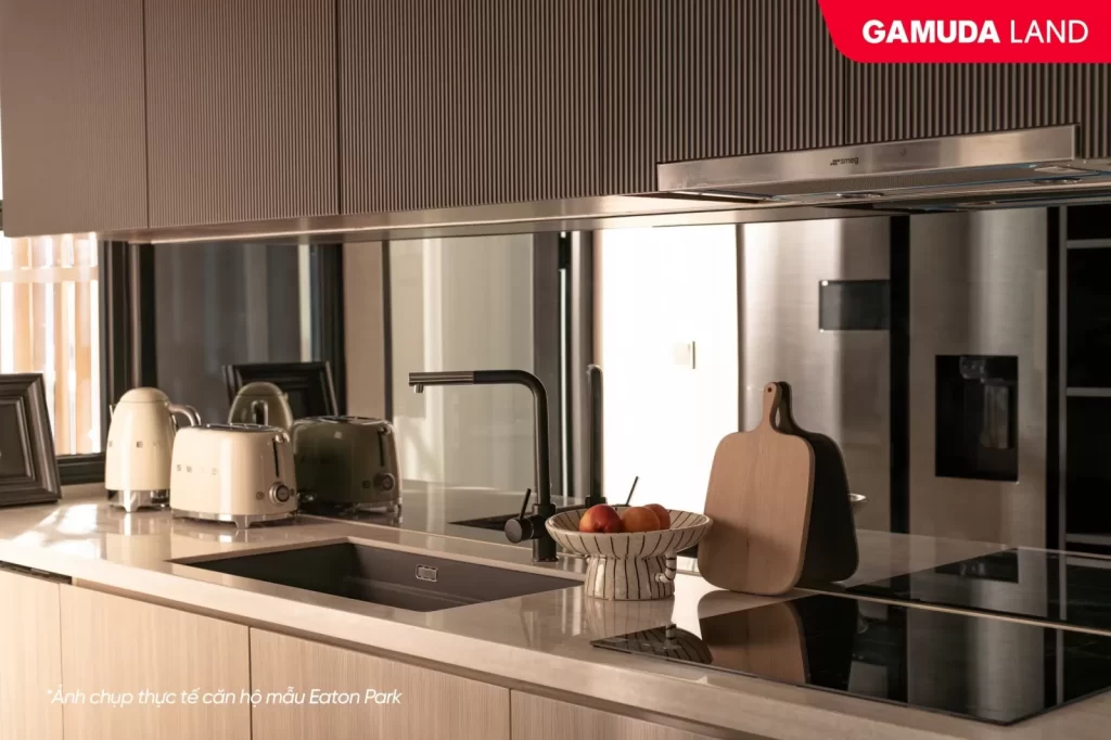 Khu bếp nhà mẫu Eaton Park với máy hút mùi và thiết bị Smeg