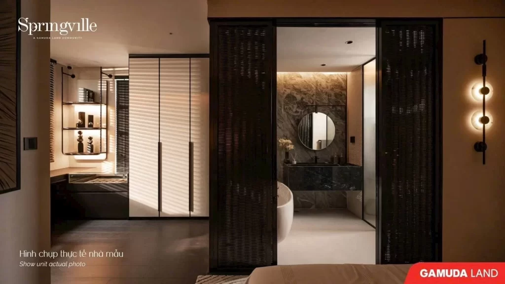 Phòng thay đồ walk-in closet và phòng tắm master nhà mẫu Springville