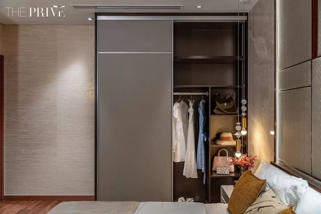 Phòng ngủ nhà mẫu The Privé với hệ tủ áo cánh trượt sát giường