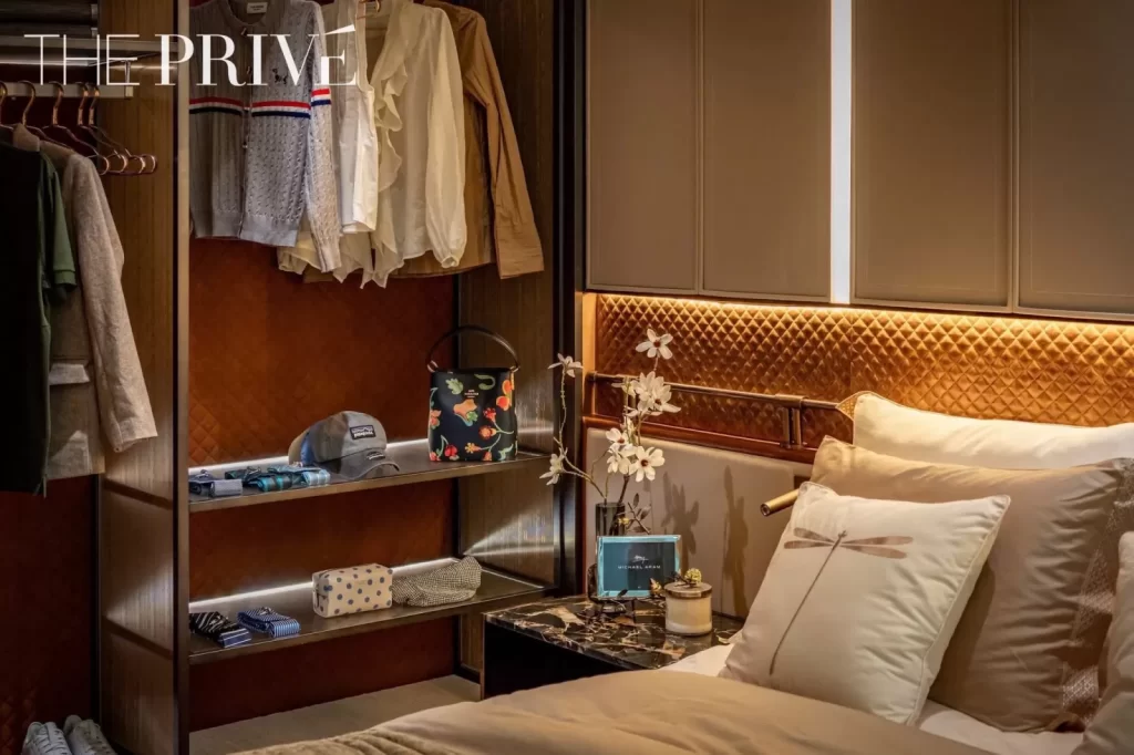 Tủ áo và khu vực đầu giường nhà mẫu 3 phòng ngủ The Privé