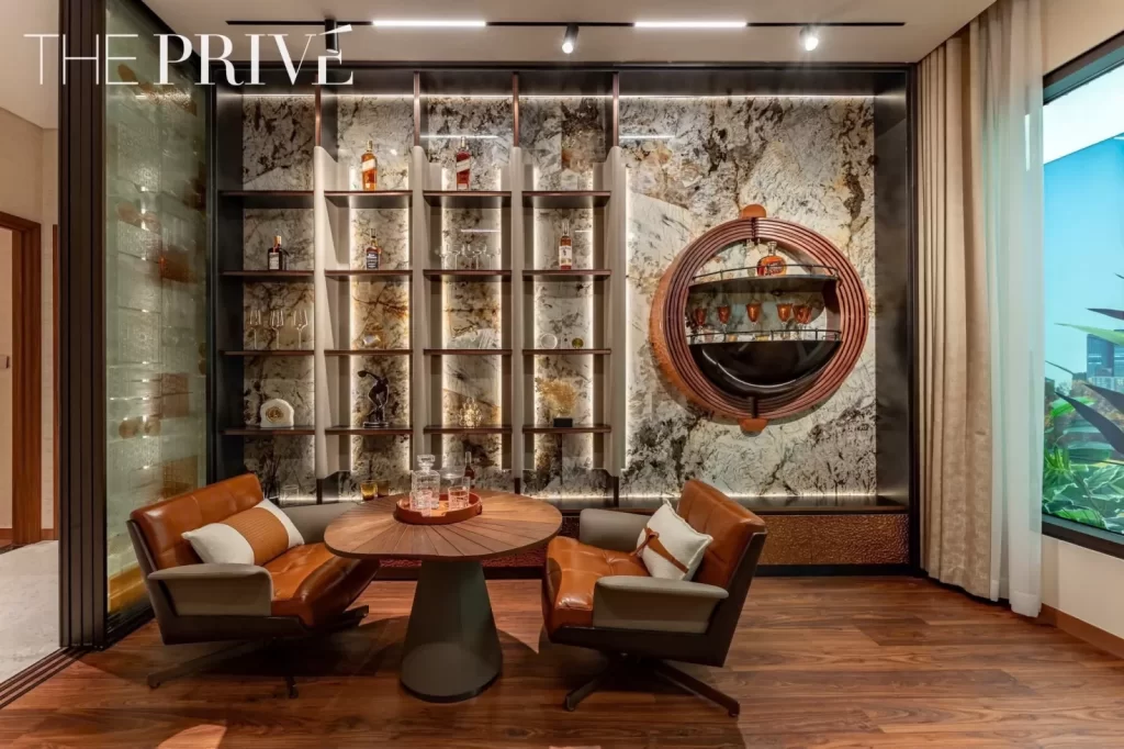 Góc bar và tủ rượu ốp đá trong nhà mẫu The Privé