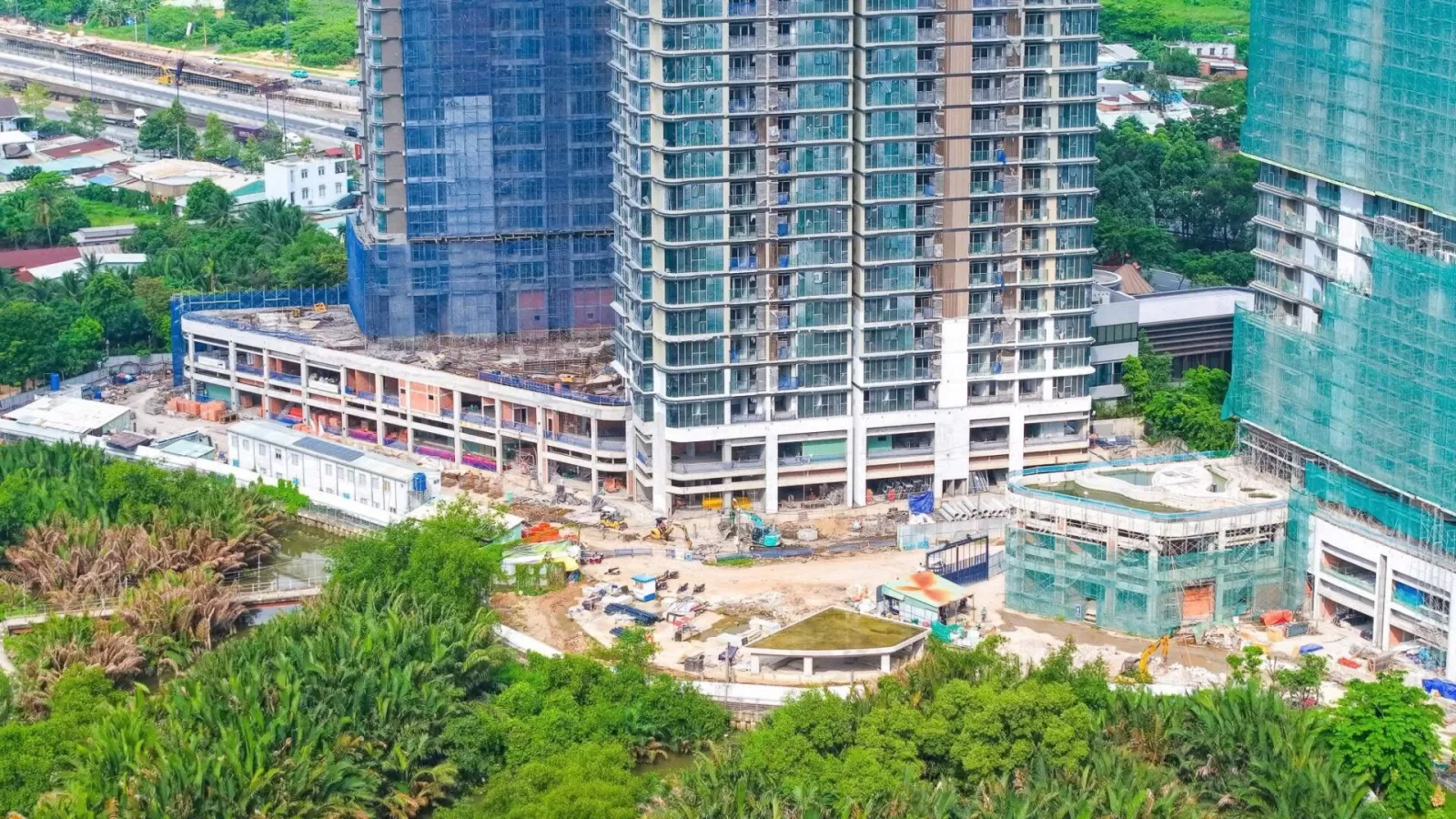 Khối đế và tháp Eaton Park nhìn từ thực địa