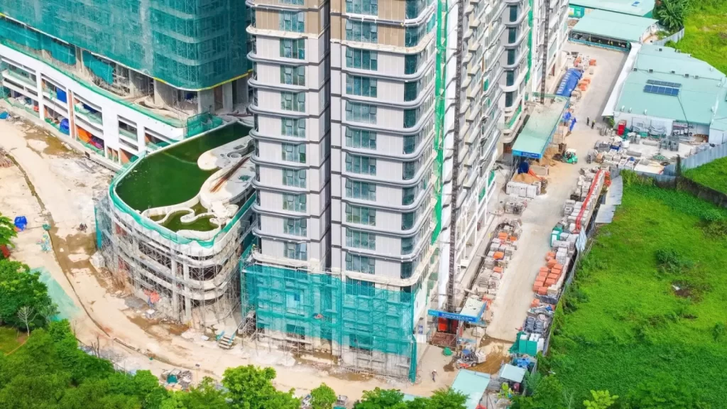 Cảnh quan khối đế và hồ bơi tại công trường Eaton Park trên đường Mai Chí Thọ
