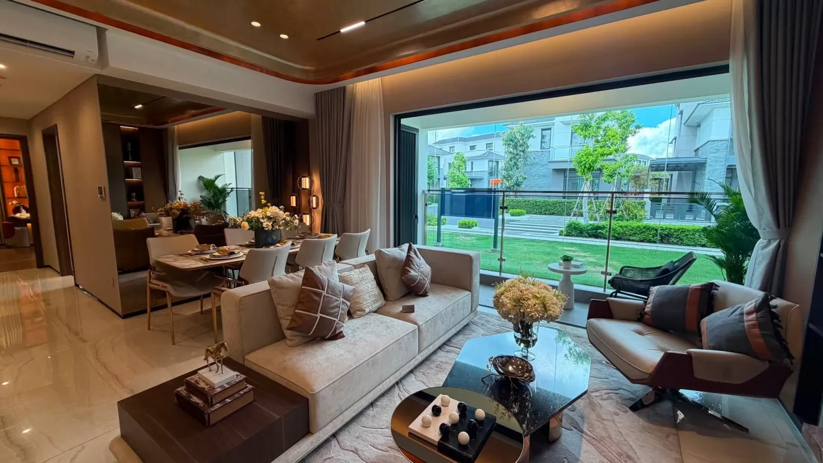 Phòng khách căn hộ mẫu nhìn ra vườn với cách bố trí phù hợp gia đình trẻ