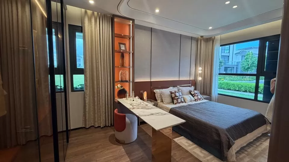 Phòng ngủ nhà mẫu Gladia Heights với sàn gỗ và cửa sổ lớn
