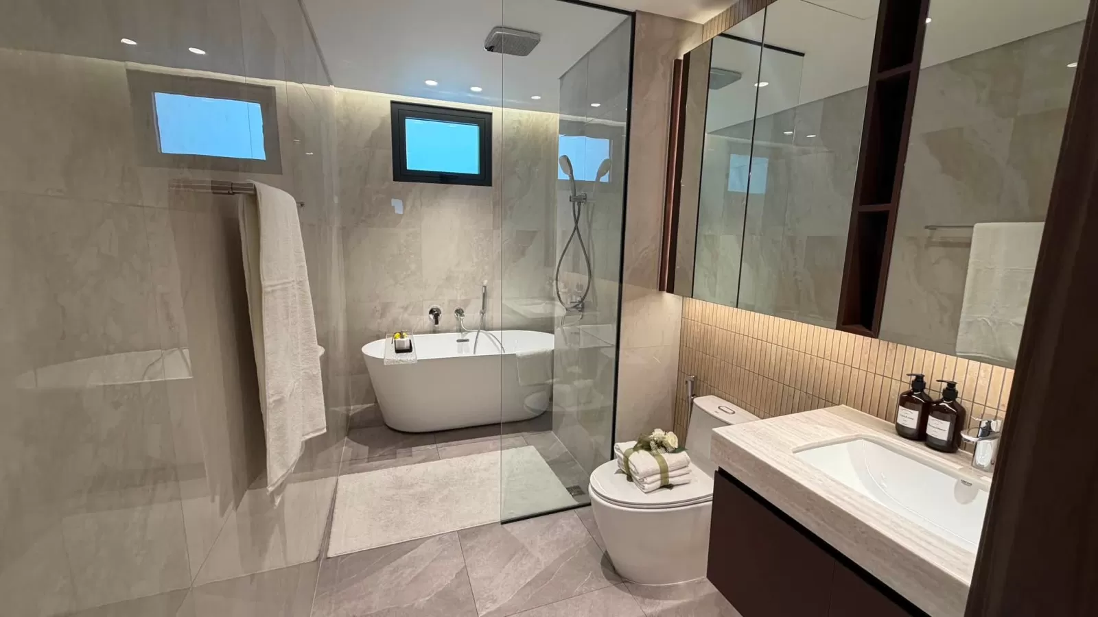 Phòng tắm nhà mẫu Gladia Heights có bồn tắm nằm và vách kính