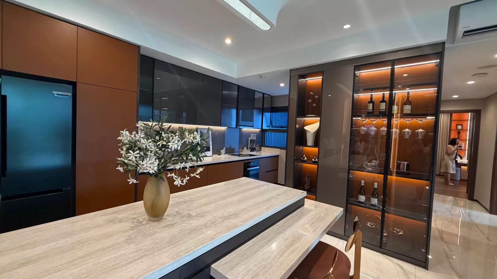 Đảo bếp và tủ rượu trong nhà mẫu theo tiêu chuẩn bàn giao Gladia Heights