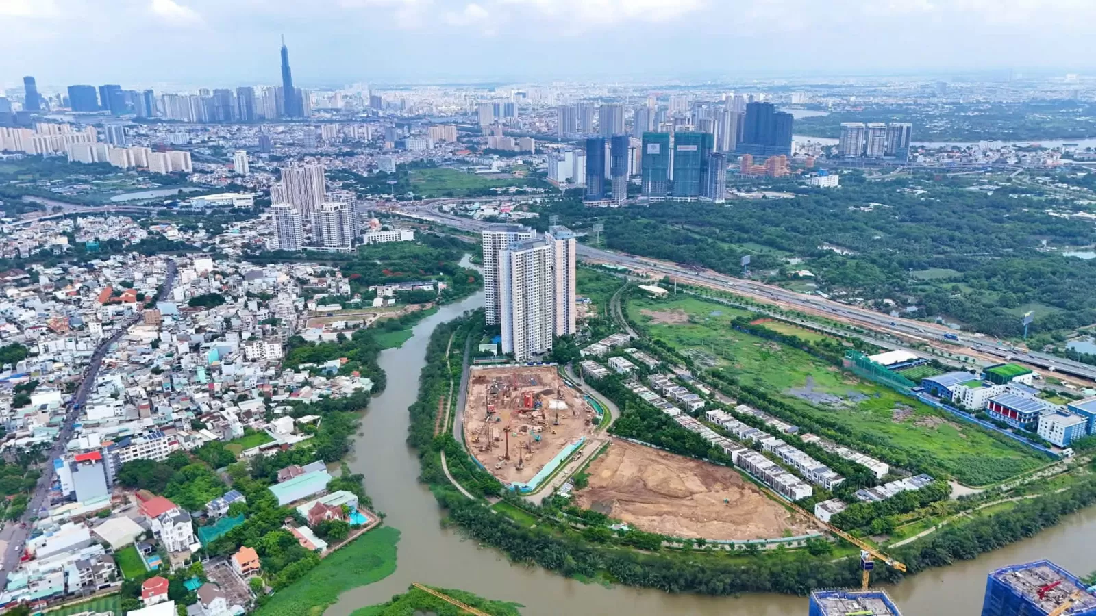 Khu đất Palm River nhìn từ phía sông tại Nam Rạch Chiếc