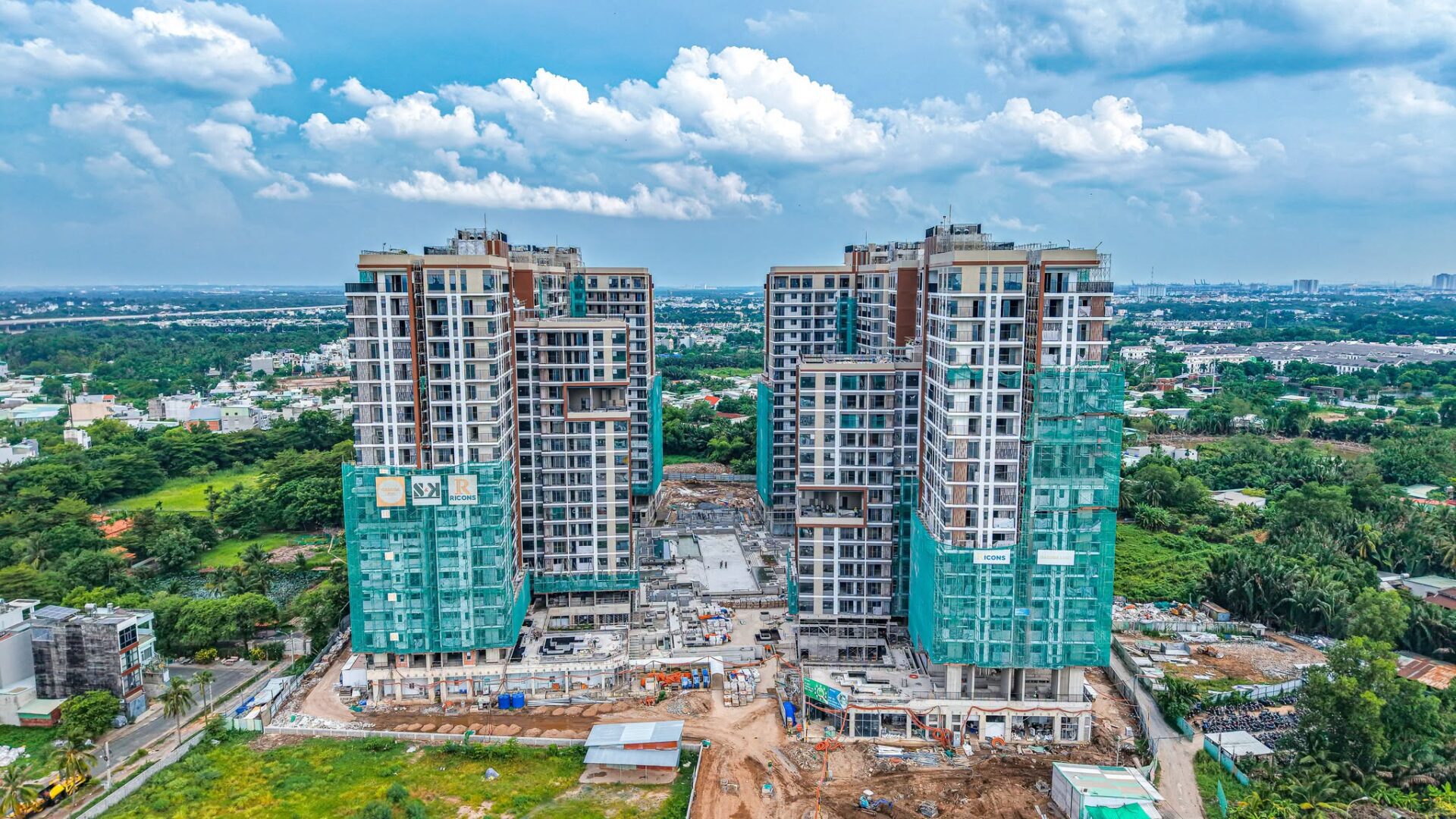 Bốn tháp Elysian nhìn từ phía sân trong, biển Ricons trên thân tháp