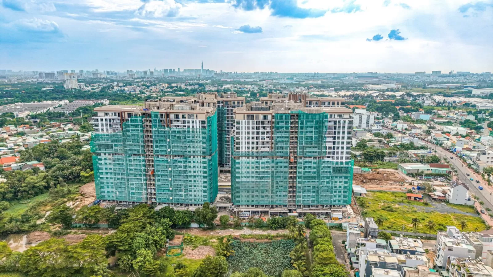 Elysian nhìn từ xa tháng 8/2026 — khoảng chờ trước khi cho thuê Elysian