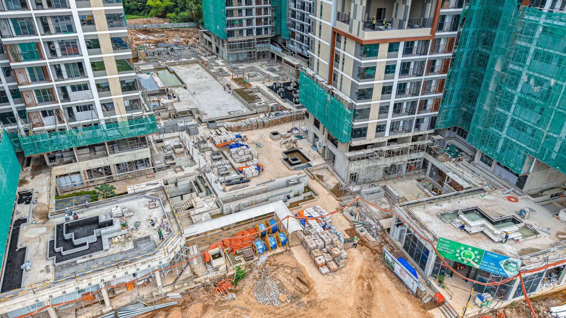 Khối đế và khu hồ bơi căn hộ Elysian đang thi công ngày 06/08/2026