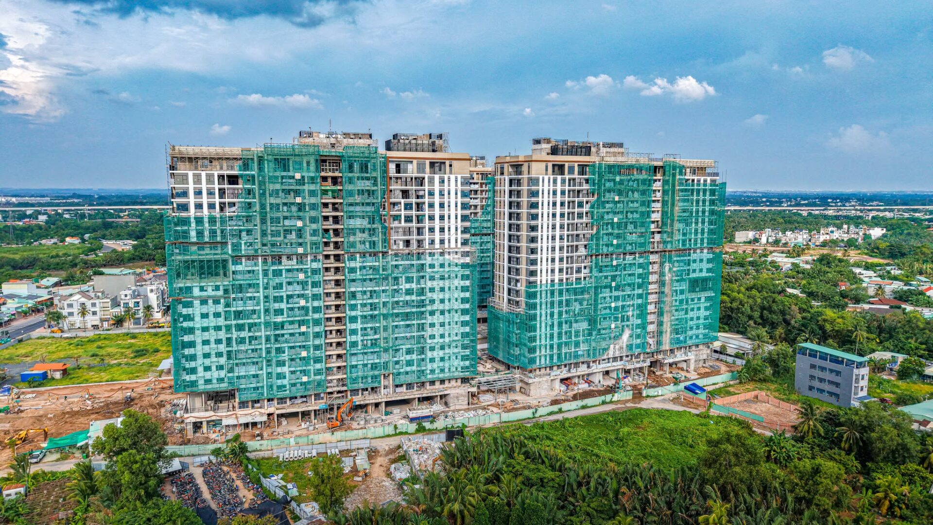 Hai cụm tháp Elysian nhìn từ hướng đường, khối đế đang thi công