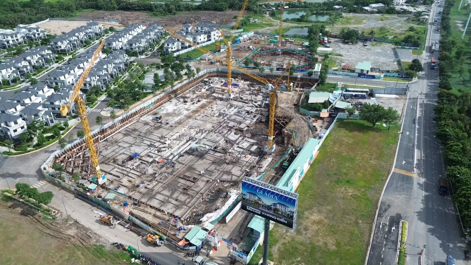 Công trường Gladia Heights bên cạnh nhà thấp tầng đã hoàn thiện