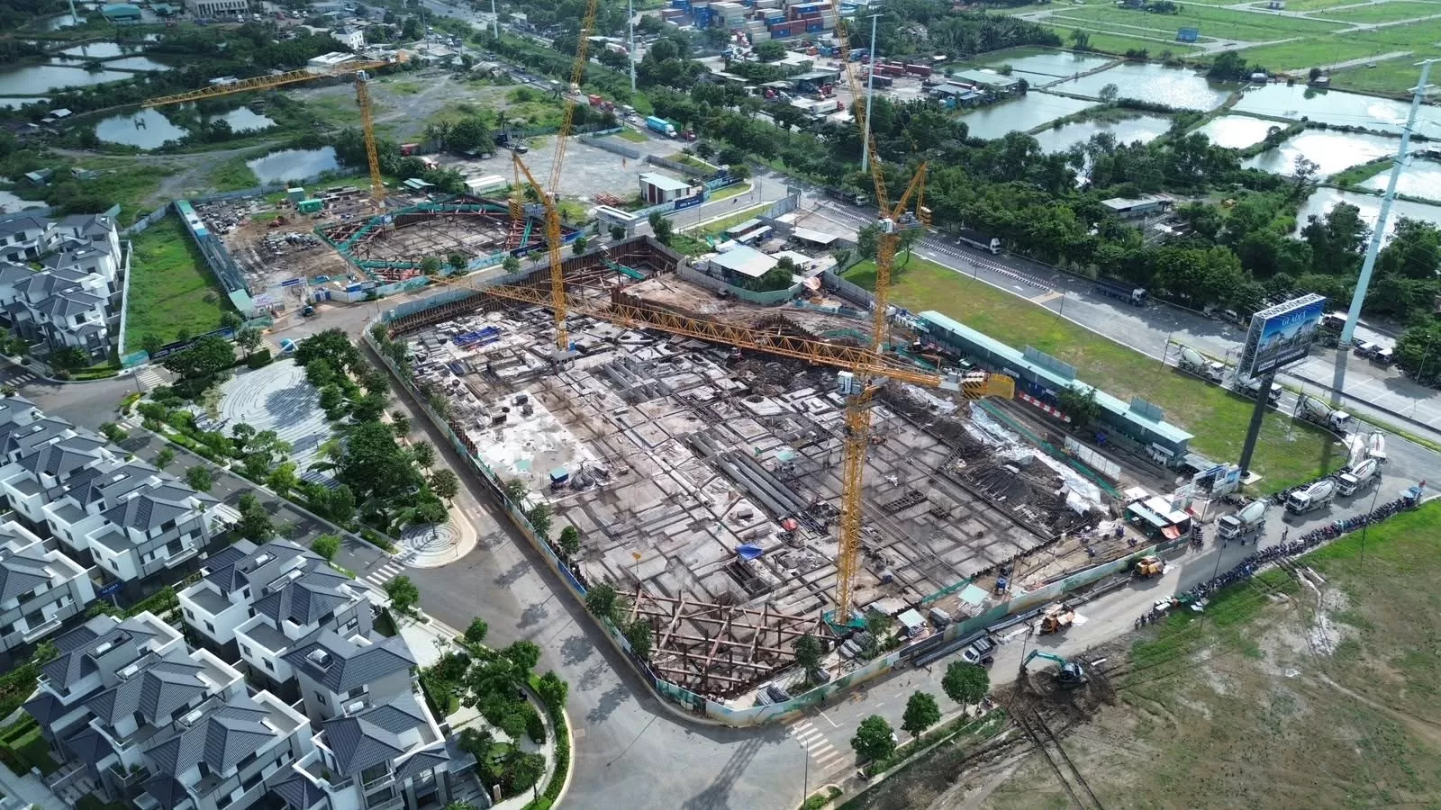 Hố móng dự án Gladia Heights với tường vây và hệ giằng
