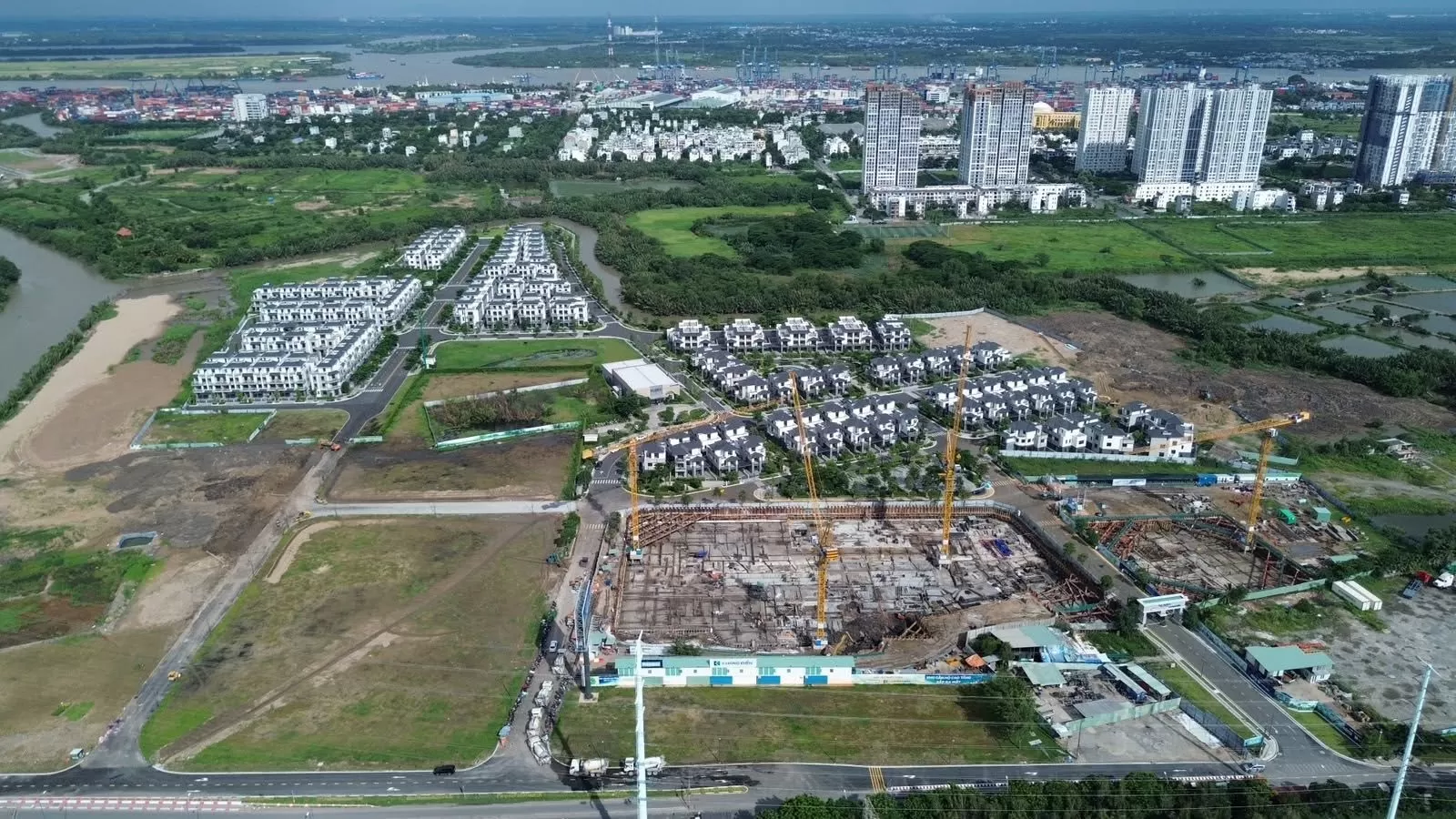 Hệ cốp pha và cây chống trong hố móng dự án Gladia Heights