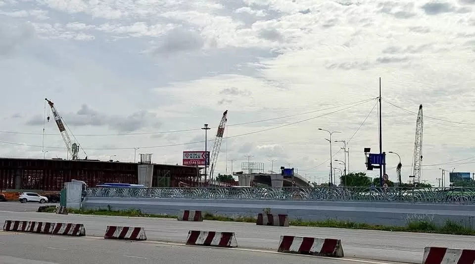 Giàn giáo đỏ đỡ dầm cầu tại nút giao An Phú, công nhân làm việc trên mặt cầu