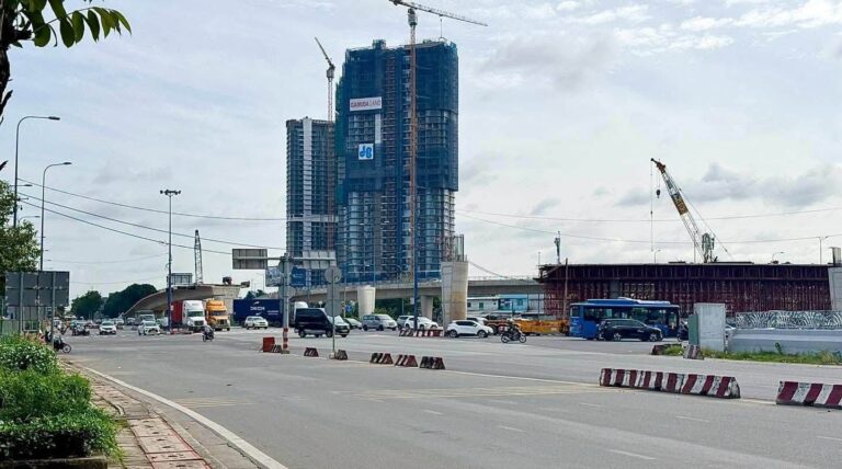 Nút giao An Phú đang thi công ngày 17/08/2026, phía sau là tháp Eaton Park của Gamuda Land