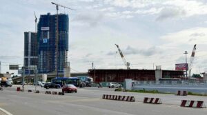 Tháp Eaton Park của Gamuda Land nhìn từ nút giao An Phú đang thi công