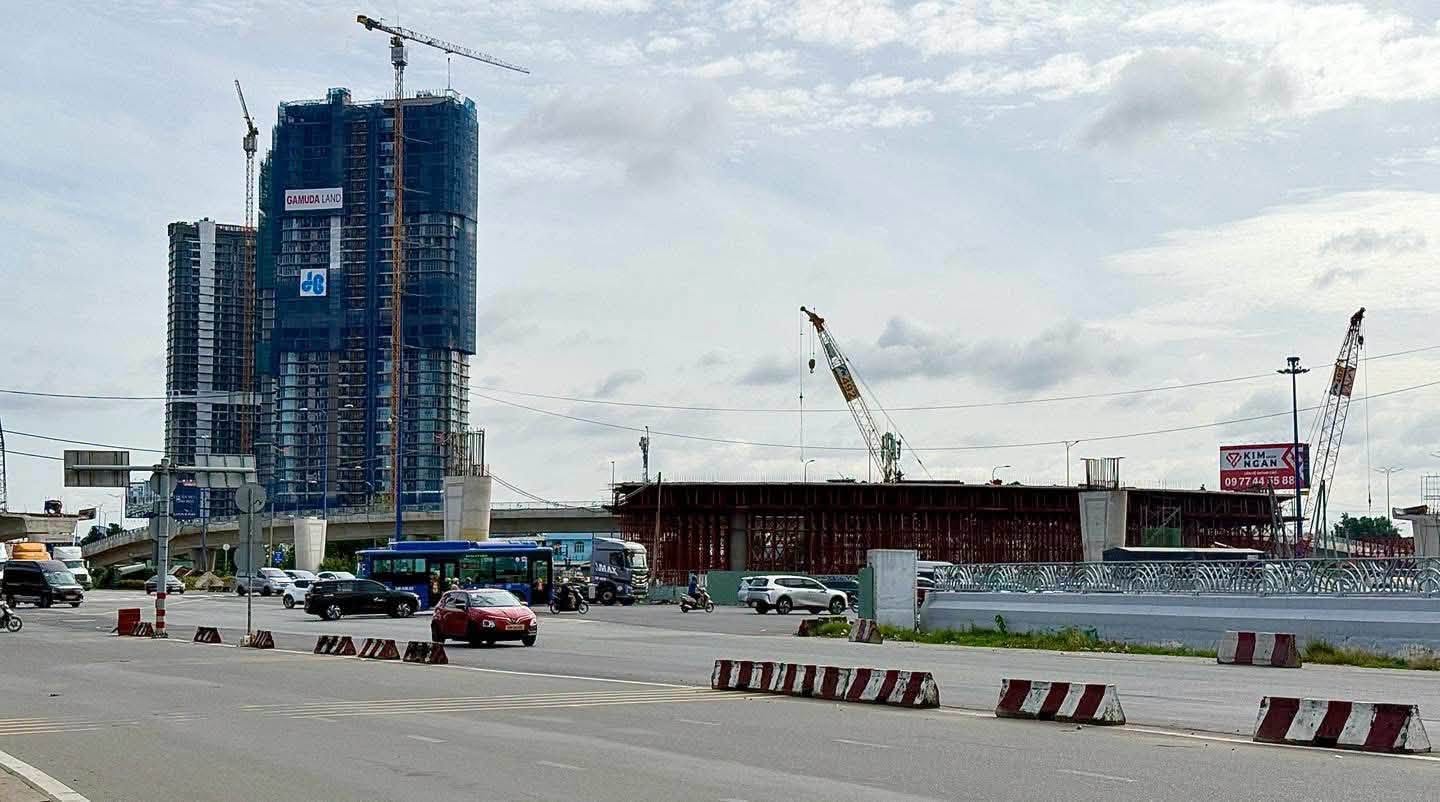 Tháp Eaton Park của Gamuda Land nhìn từ nút giao An Phú đang thi công