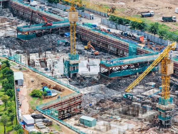 Dàn cẩu tháp Masterise Homes hoạt động 3 ca liên tục tại công trường