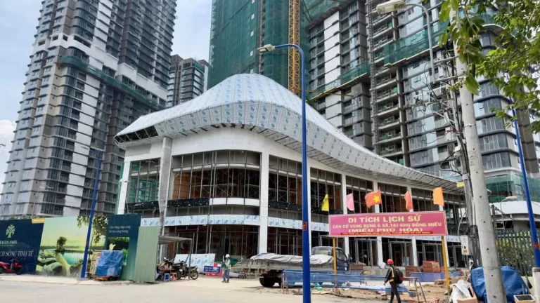 Khối đế thương mại mái cong của Eaton Park đang hoàn thiện phần bao che