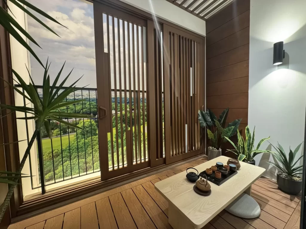 Lanai nhà mẫu Elysian căn 3PN với bàn trà và nan gỗ