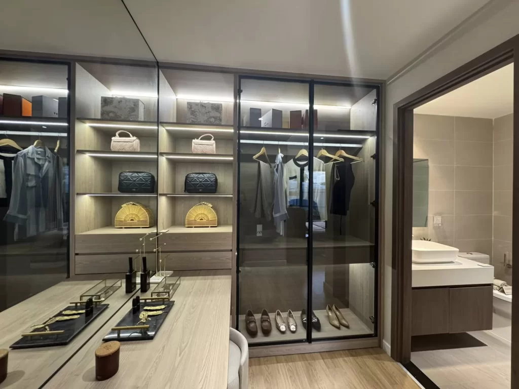 Walk-in closet nhà mẫu Elysian căn 3PN, kệ kính và bàn trang điểm
