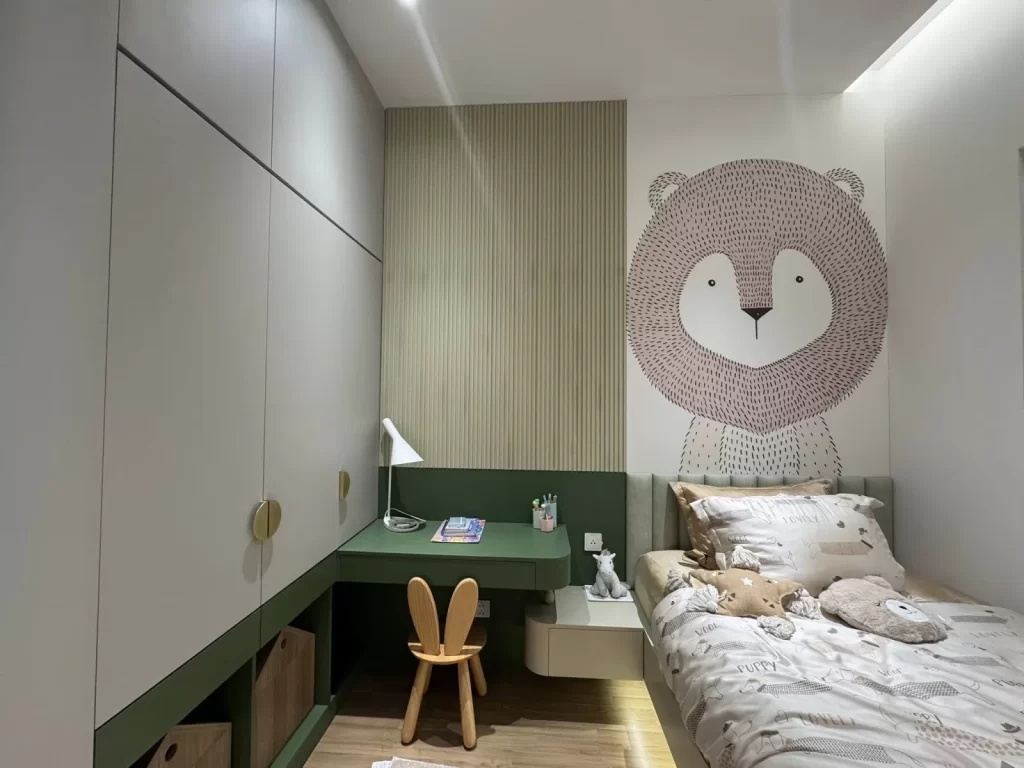 Phòng ngủ trẻ nhà mẫu Elysian căn 3PN với bàn học xanh