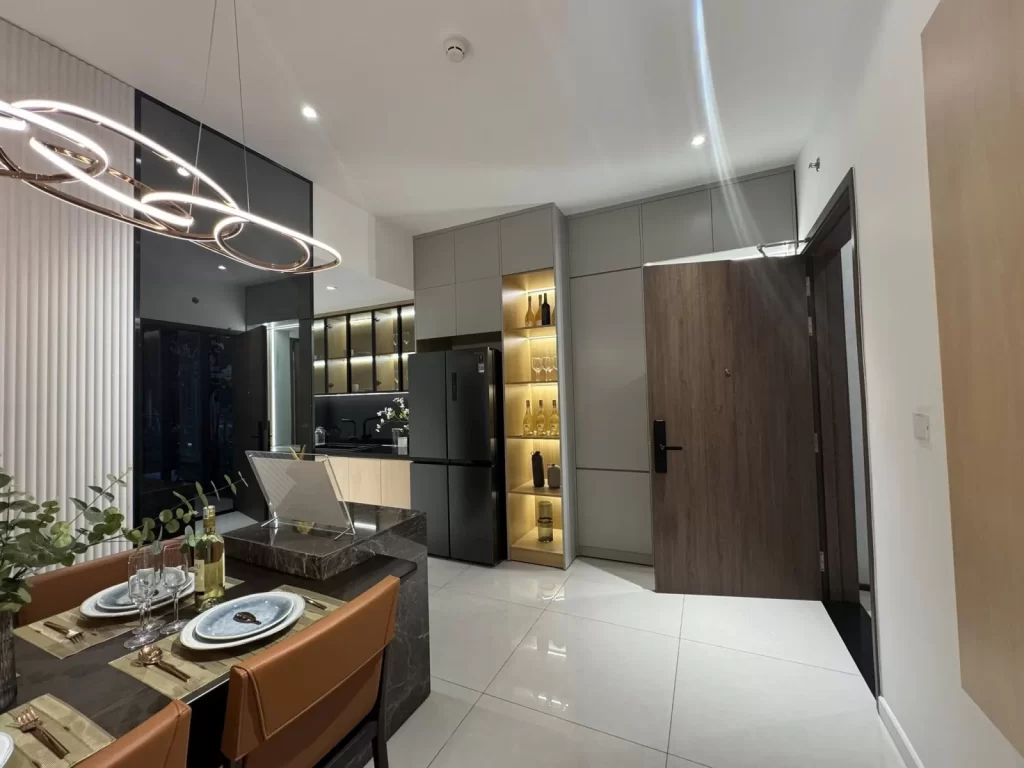 Bếp và cửa ra vào nhà mẫu Elysian căn 3PN