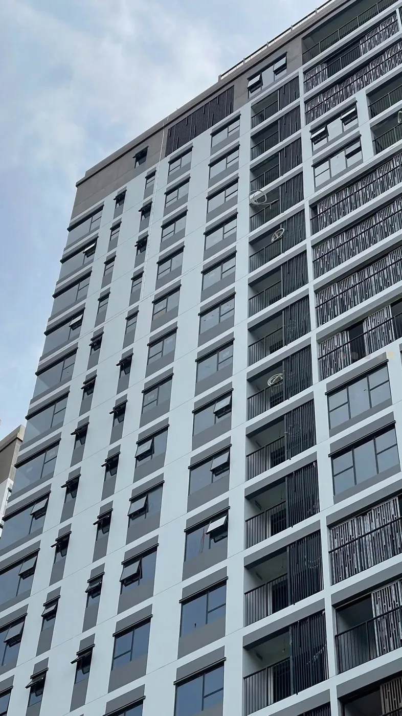 Chi tiết lắp đặt cửa sổ nhôm kính mở hất và lam che nắng tiến độ dự án Elysian tháng 10/2026