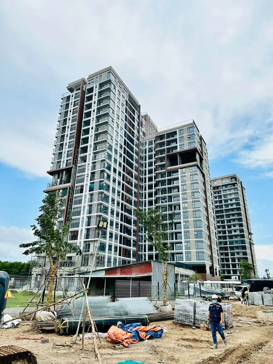 Khu vực tập kết vật liệu lát nền và hàng rào bảo vệ công trường Elysian tháng 10/2026