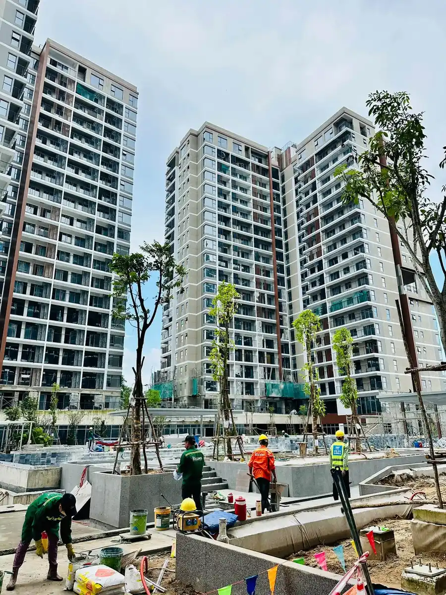 Công nhân thi công bồn cây và lát đá sân trong tại công trường dự án Elysian tháng 10/2026