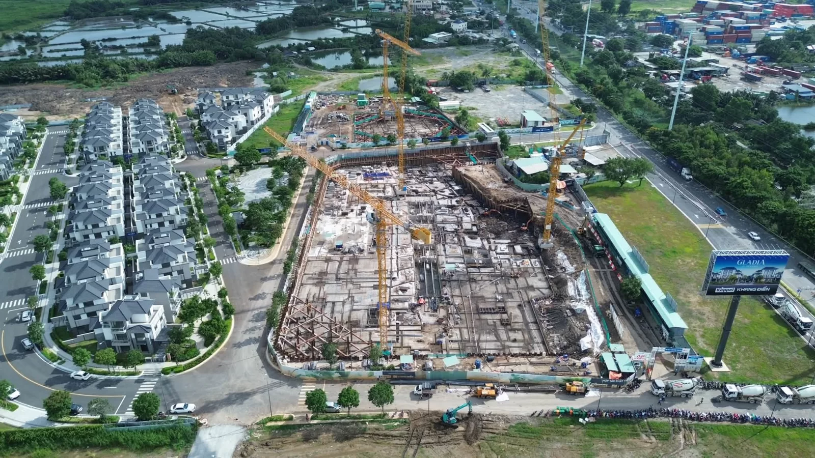 Công trường Gladia Heights nhìn từ trên cao, ba cẩu tháp đã dựng quanh hố đào