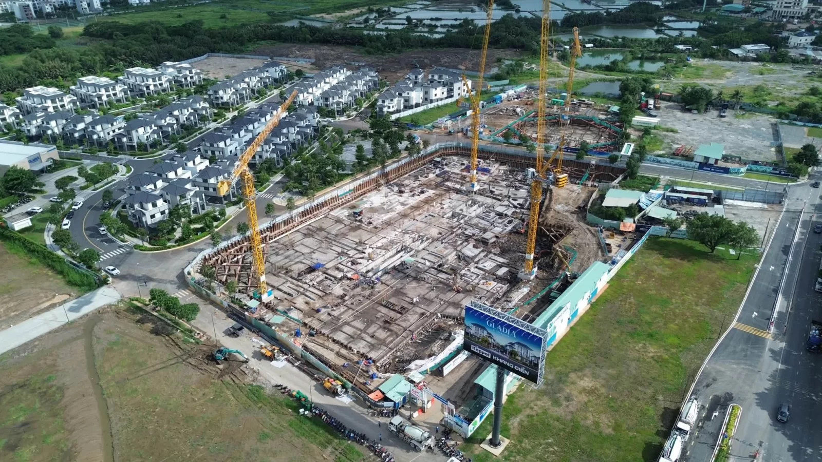 Hố đào phần ngầm Gladia Heights tháng 8/2026, bên cạnh là nhà thấp tầng đã xây xong