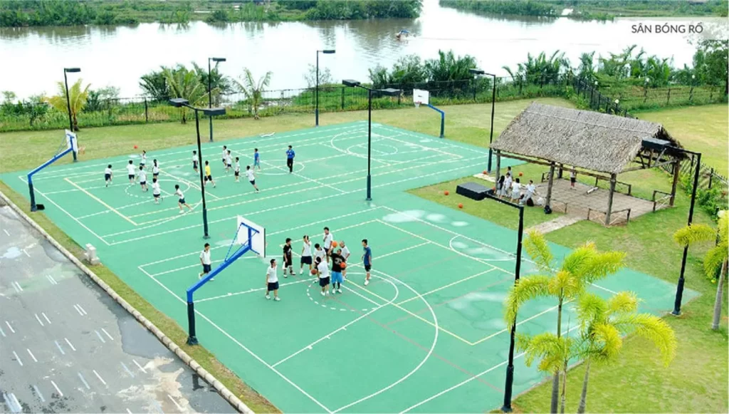 Sân bóng rổ ngoài trời cạnh mặt nước trong khu tiện ích